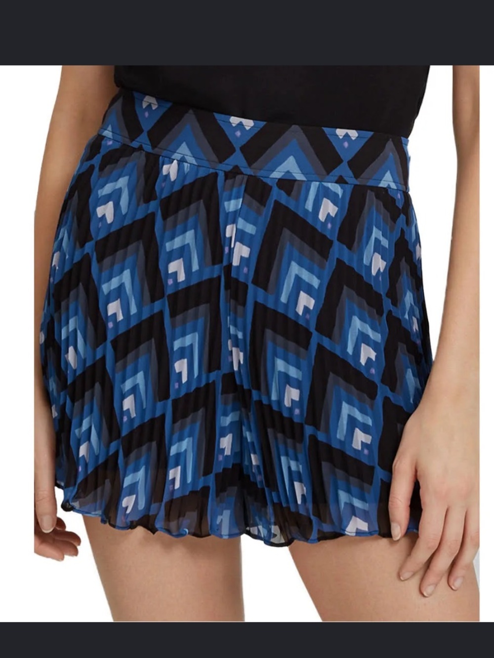 I NWT Brand New Women's Club Monaco Jesstina Peated Blue and Geometric Shorts